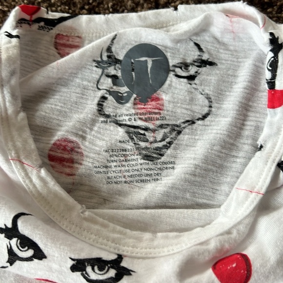 Women’s distressed Torrid IT movie Pennywise tee NWOT - Picture 3 of 3
